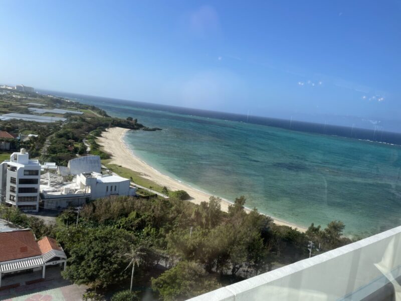 ロイヤルホテル沖縄残波岬の窓から見える景色