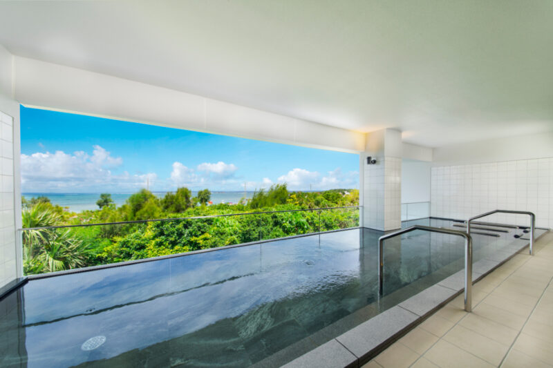 ロイヤルホテル沖縄残波岬の展望風呂
