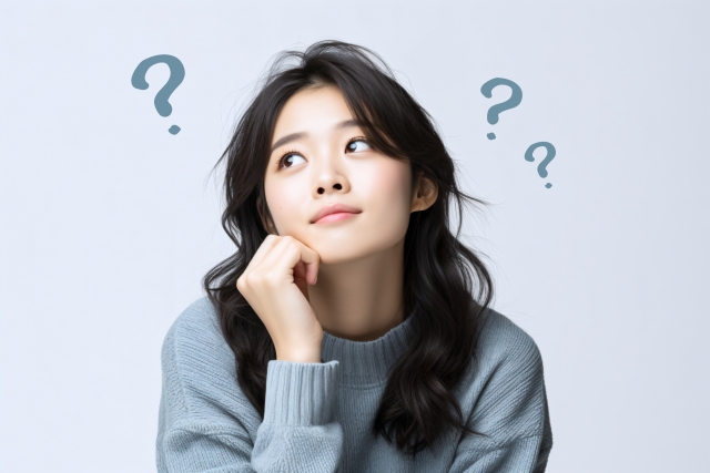 考える女性の写真