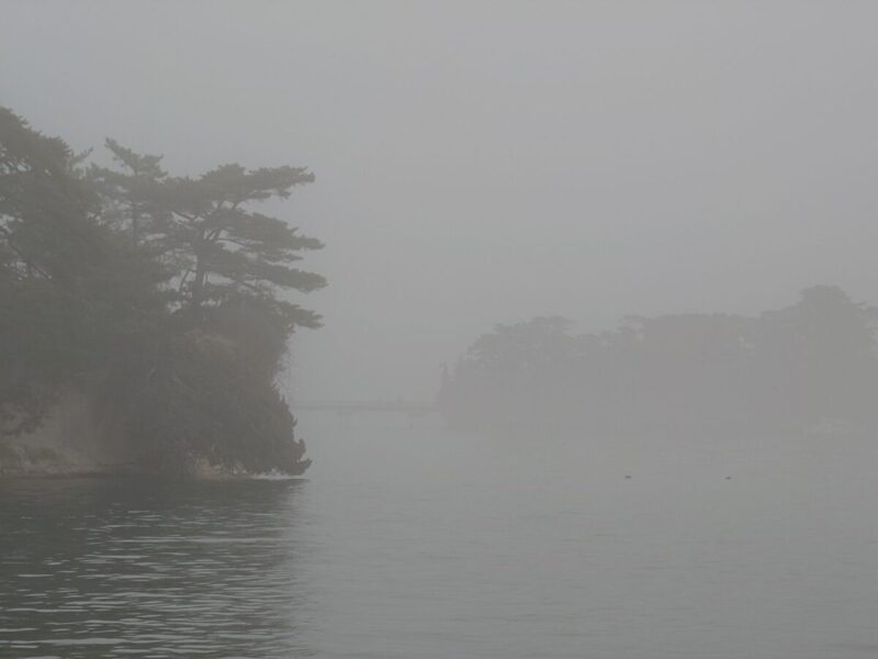 霧がかかった松島