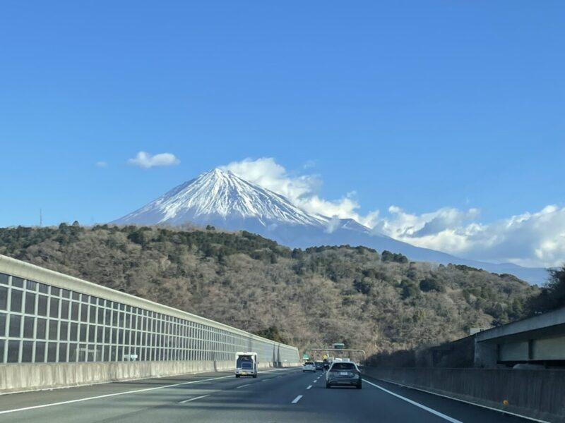 高速道路から見える富士山