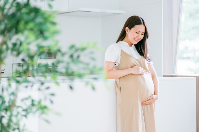お腹をなでる妊婦さん