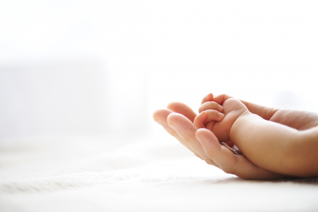 赤ちゃんの手とママの手